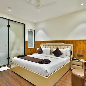  Hotel Clay Hotels, Paschim Vihar